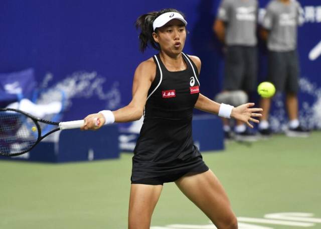 他在场上拼 他在场上拼