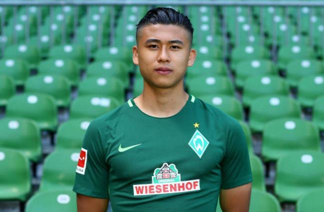 地向人群挥 地向人群挥